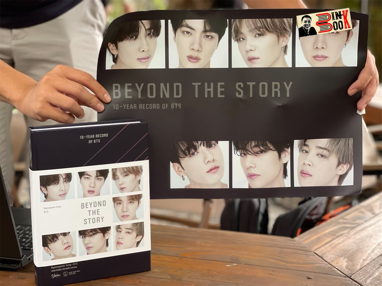 (Bìa cứng kèm đai sách, in màu, tặng cùng 1 PET bookmarks và 1 set 8 photo cards và Poster khổ A3, ống gỗ) BEYOND THE STORY 10-YEAR RECOND OF BTS - BTS – Myeongseok Kang– Heina Phương, Tiểu Huyền và ĐT dịch – AZ Viêt Nam- NXB Thế Giới