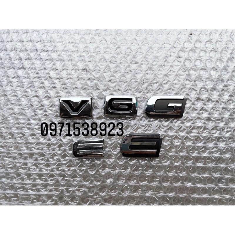 Chữ nổi E G V chuyên dán thân xe toyota.