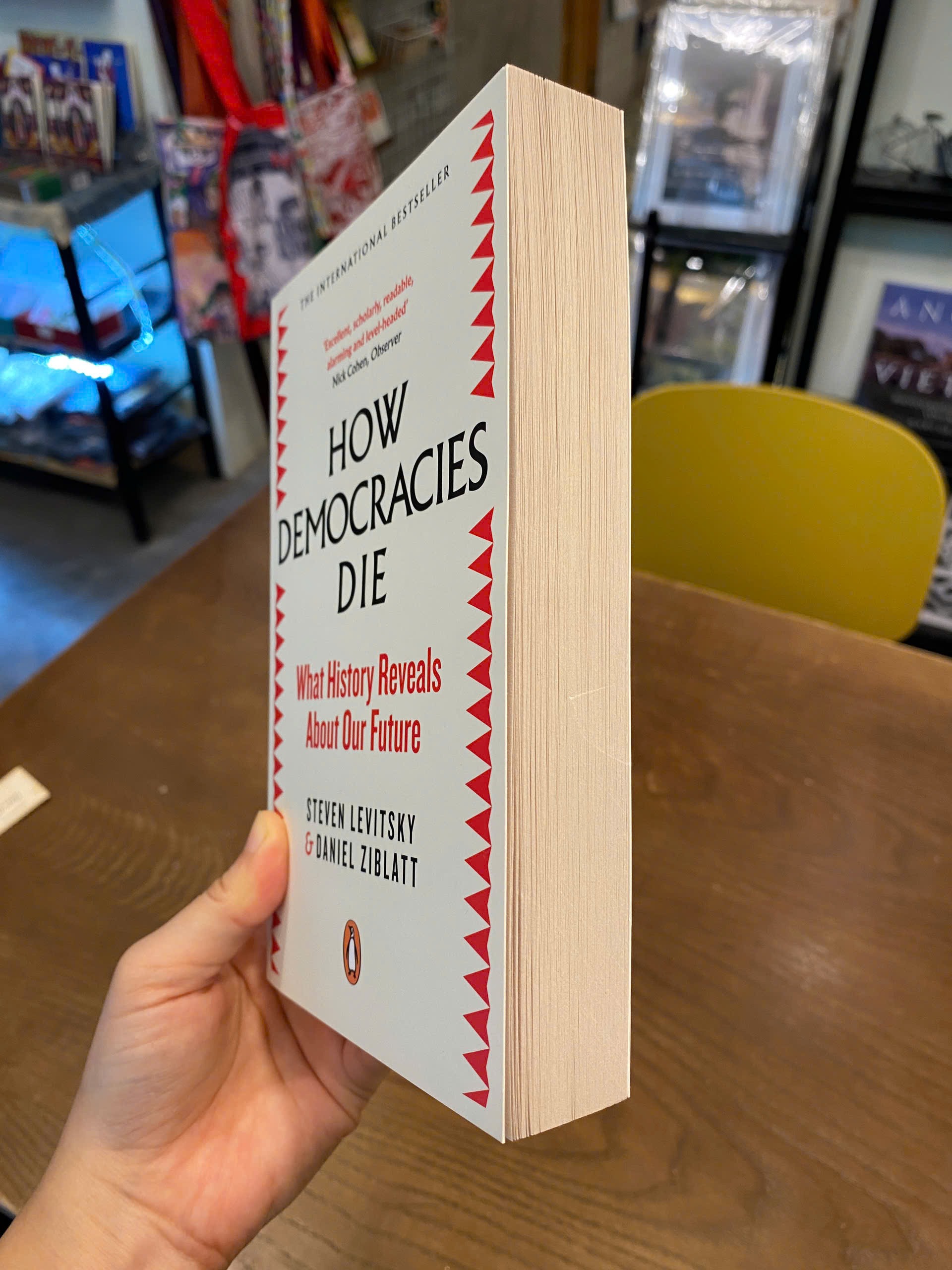 Sách - How Democracies Die by Steven Levitsky | History / Politics Nonfiction / Ngoại văn Nhập khẩu