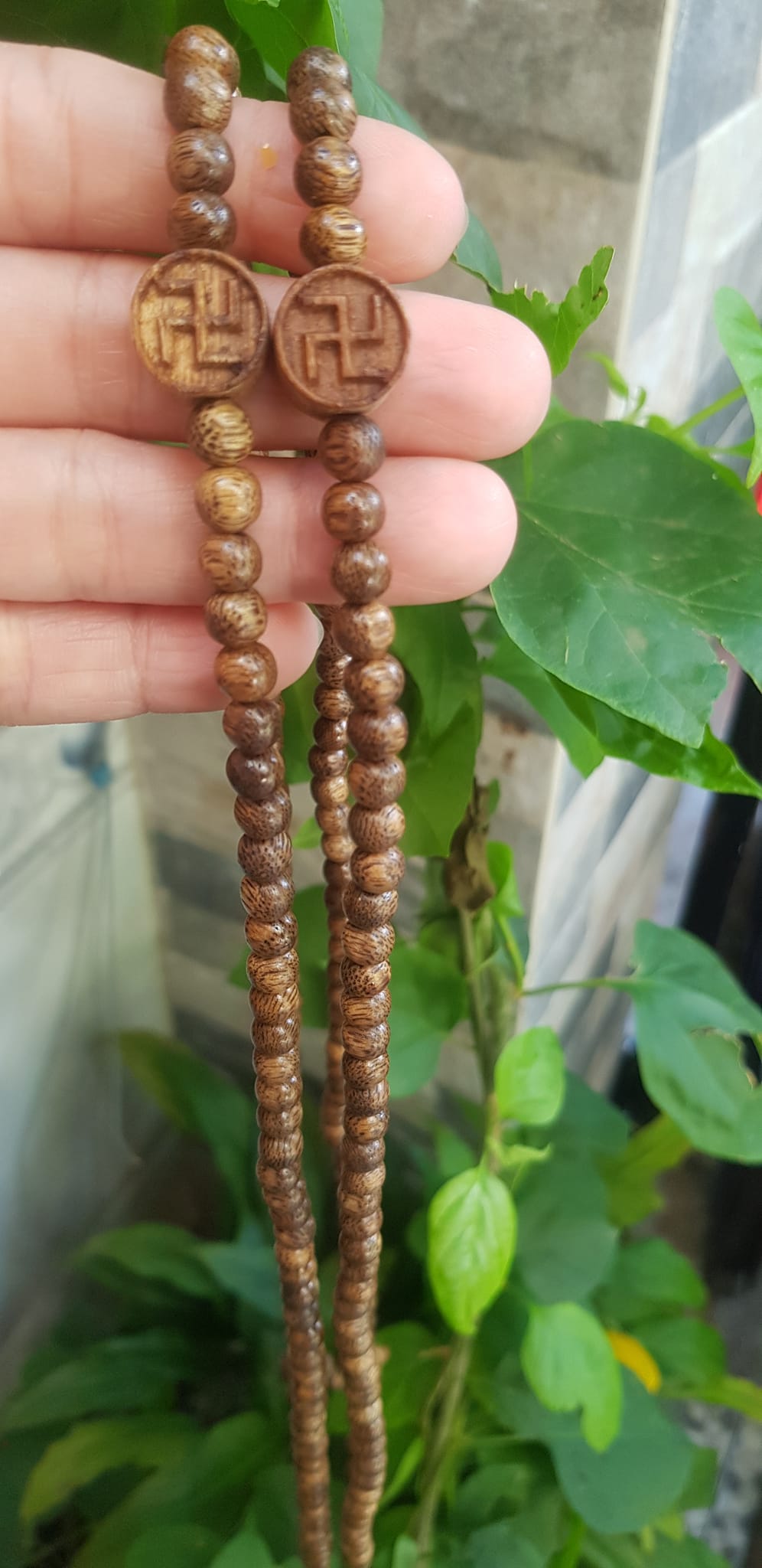 Vòng tay nữ gỗ trầm charm phối chữ Vạn kiểu đeo quấn tay 4 vòng Size hạt 6mm thơm nhẹ đeo tay Ý nghĩa Vạn sự như ý may mắn rất đẹp ạ