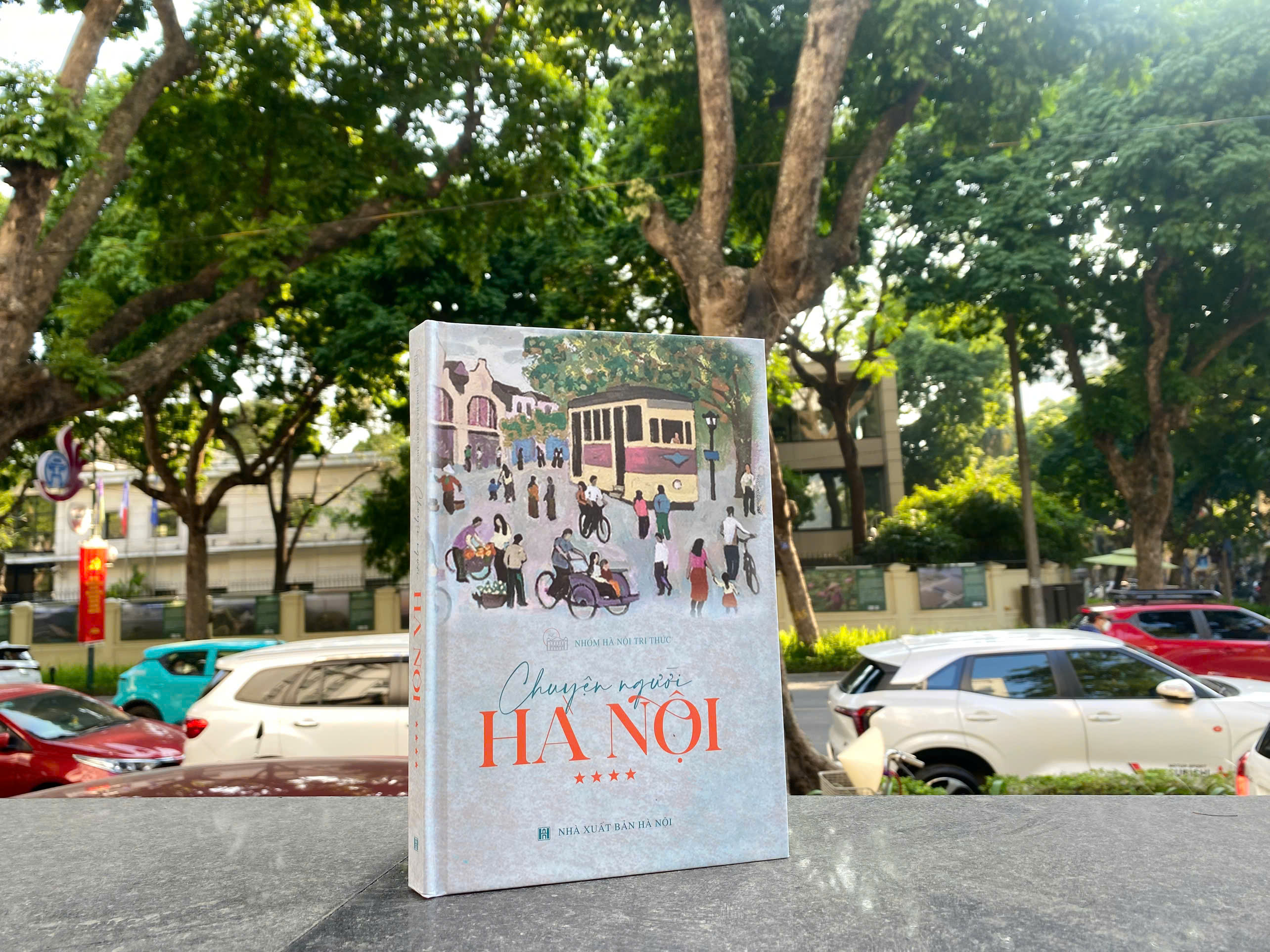 Sách - Chuyện người Hà Nội Tập 4 - Tác giả Nhóm Hà Nội Tri thức - Tritthuctrebooks - Khổ sách 16*24cm