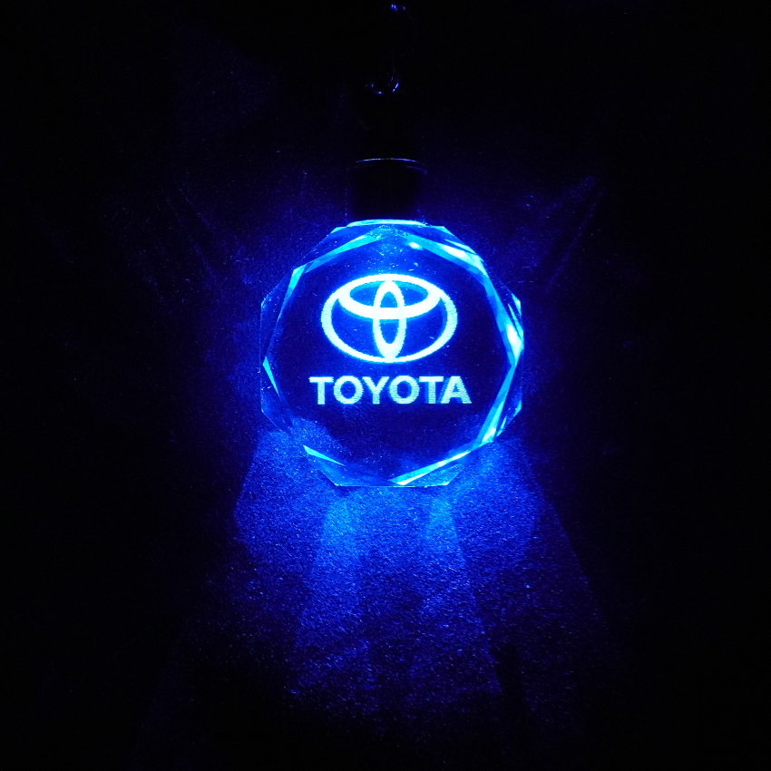 Móc khóa ô tô theo logo hãng xe, có đèn led nhấp nháy thay đổi màu