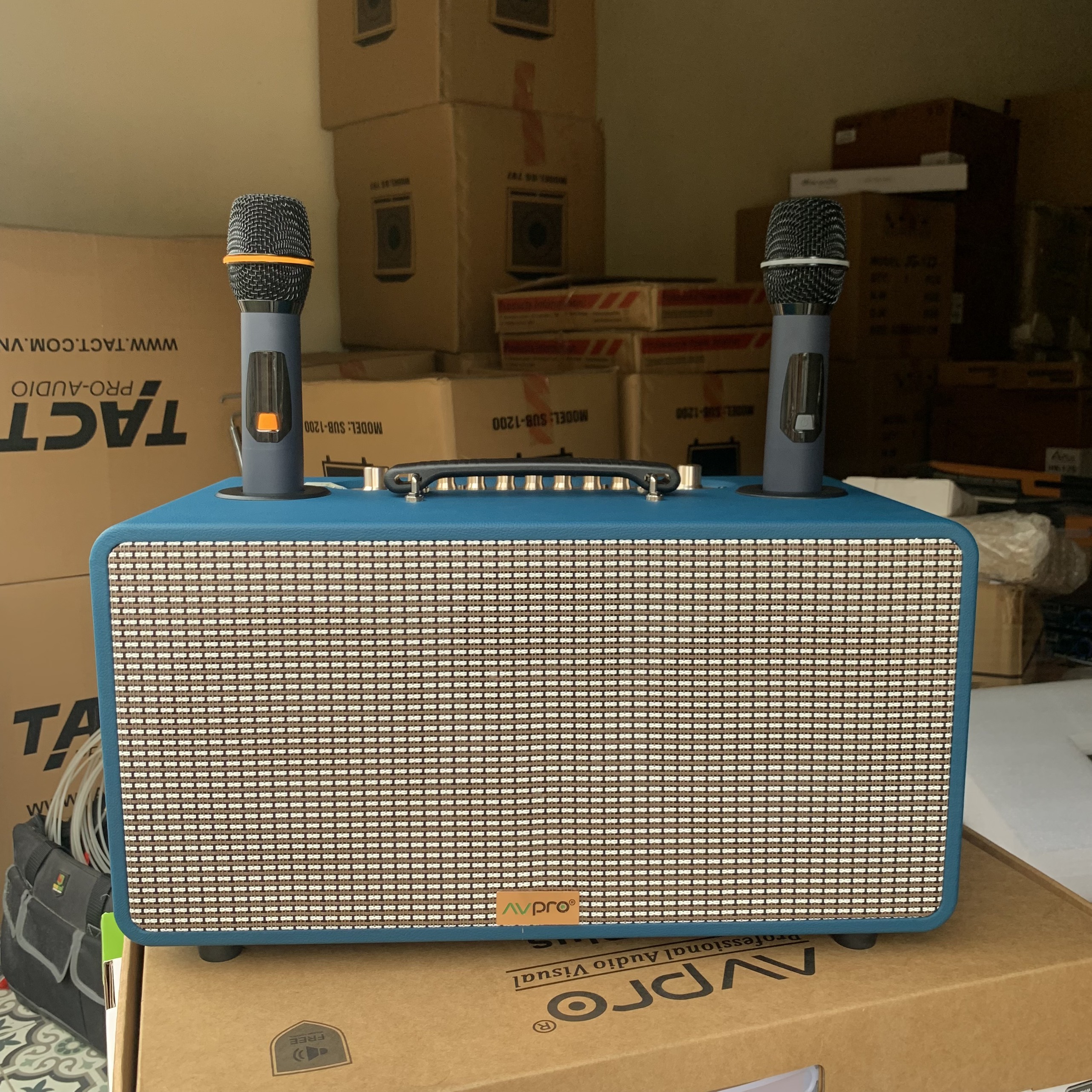 Loa xách tay cao cấp AVPRO S2610 - Kèm 2 micro không dây, hát hay, có reverb, cổng quang học, cổng HDMI, Bluetooth 5.0 - Tặng bộ pin sạc - Hàng chính hãng