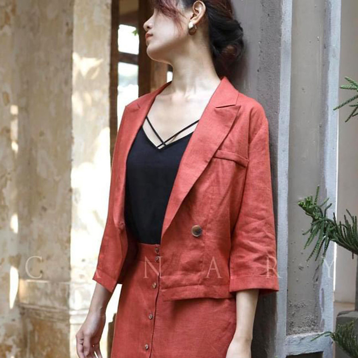 Áo khoác blazer demi nữ dáng lưng túi ngực 2 khuy trẻ trung