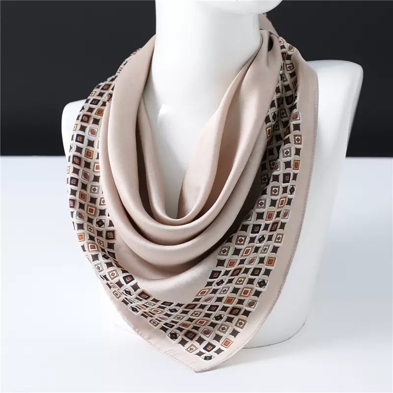 KHĂN QUÀNG CỔ LỤA HÌNH VUÔNG SANG TRỌNG THỜI TRANG