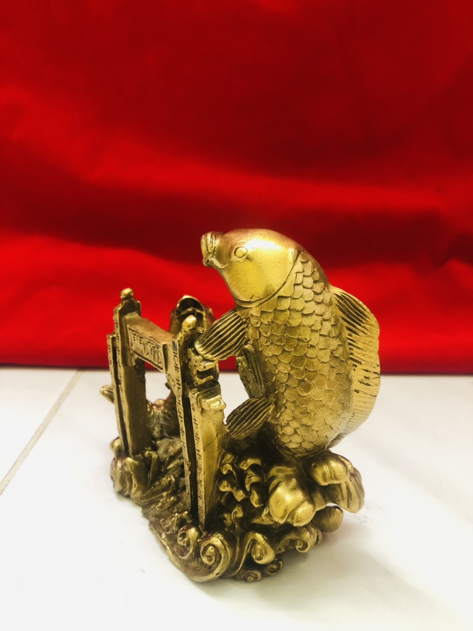 Tượng cá chép vượt vũ môn bằng đồng nguyên chât cao 12cm,vật phẩm phong thủy thăng quan tiến chức