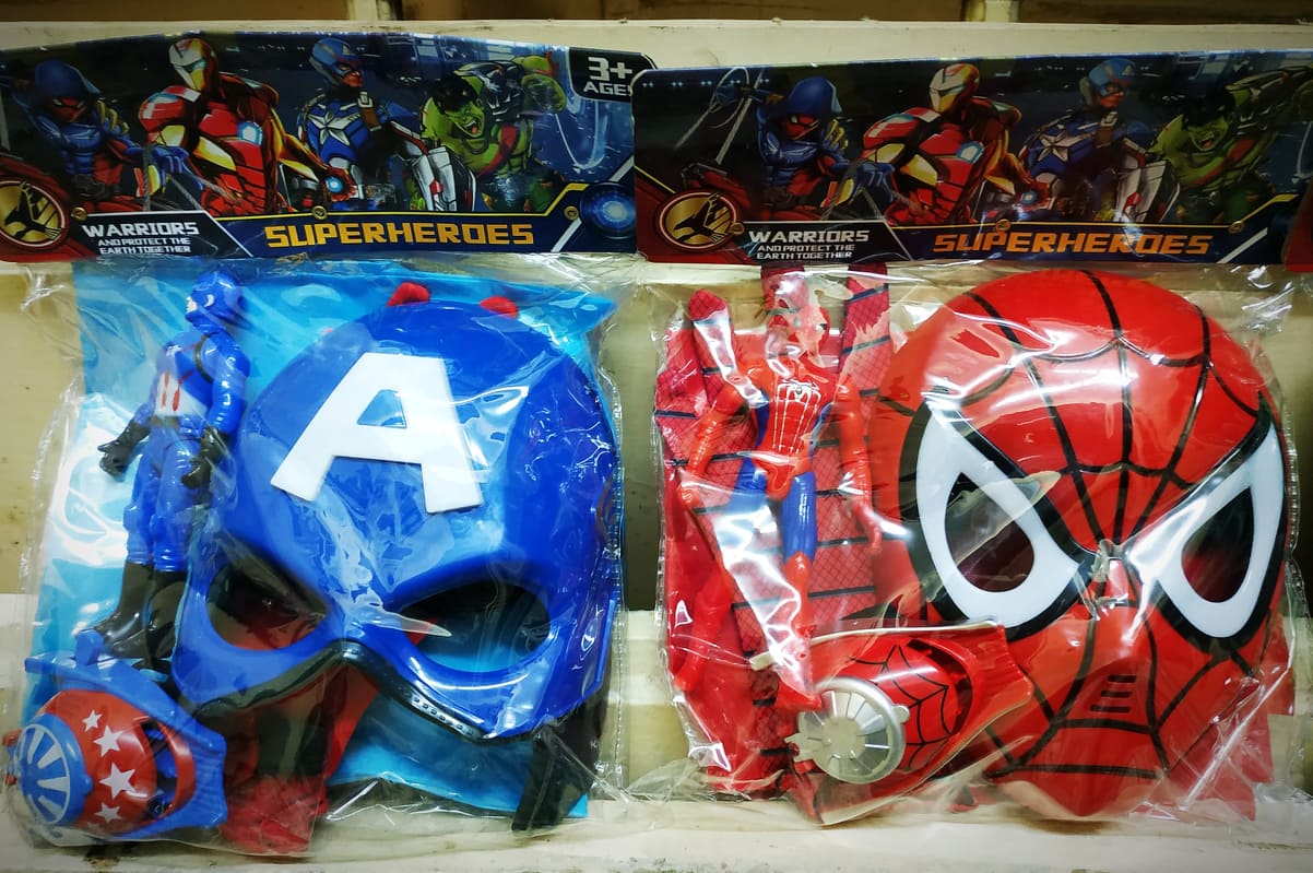 Set đồ chơi phụ kiện hoá trang, cosplay cho búp bê phong cách siêu anh hùng Marvel gồm 5 món đồng bộ theo chủ đề - Tặng kèm nhân vật Avengers có đèn sáng (giao ngẫu nhiên mẫu)