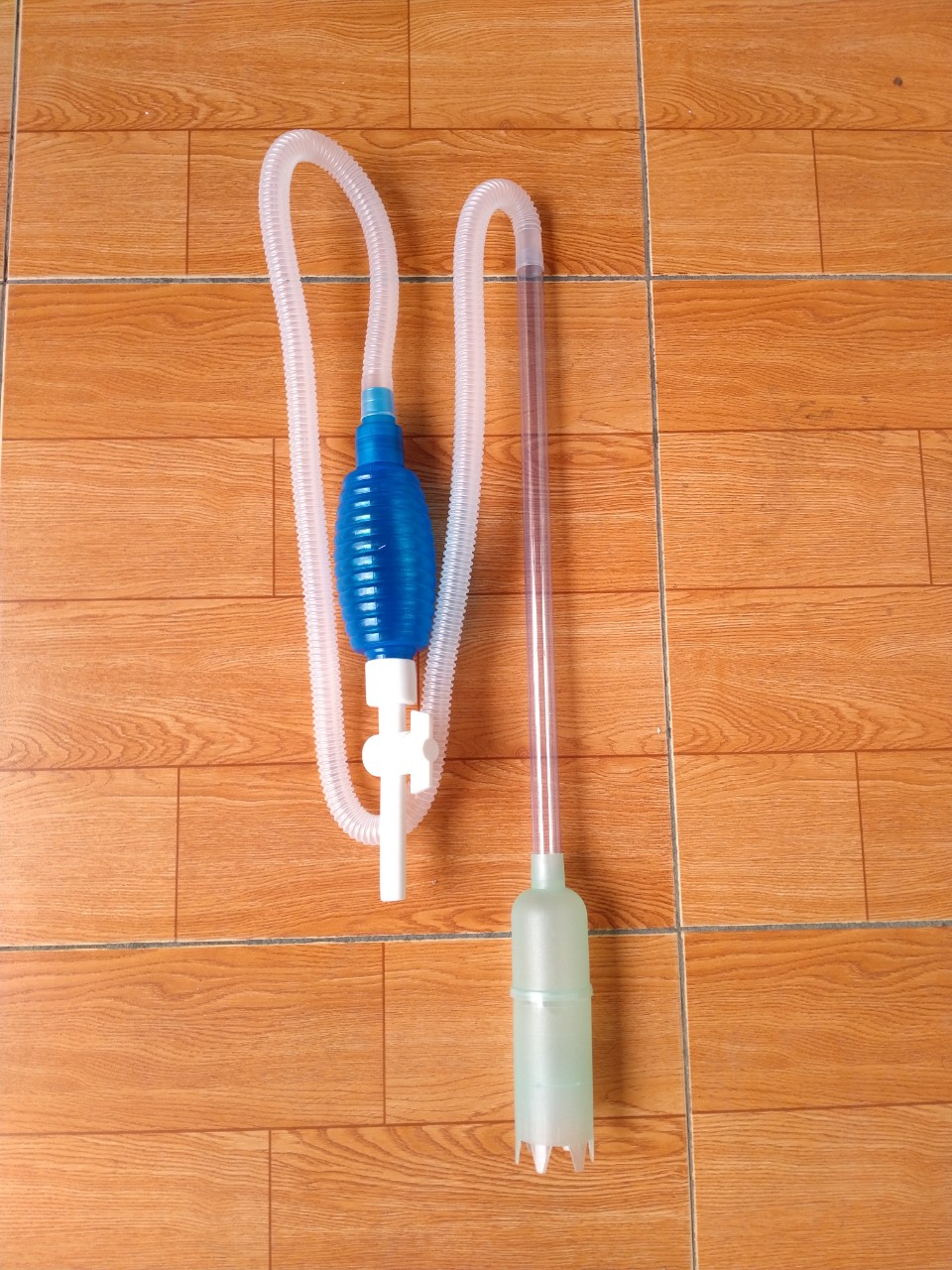 Dụng cụ thay nước và hút phân cho bể cá có khoá