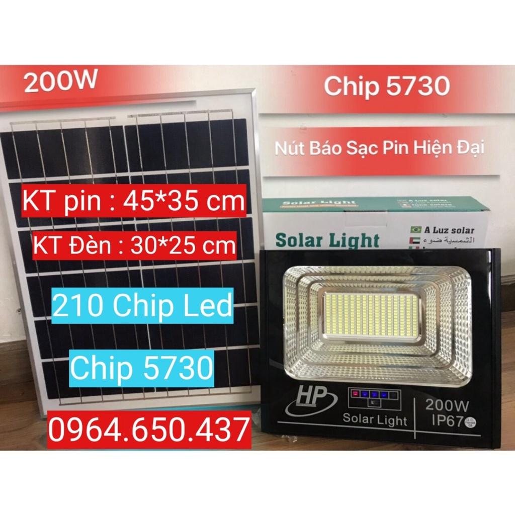 Đèn Pha Năng Lượng Mặt Trời 200W. Sáng, IP67, Vỏ Nhôm Đúc. Sáng liên tục 8h-12h