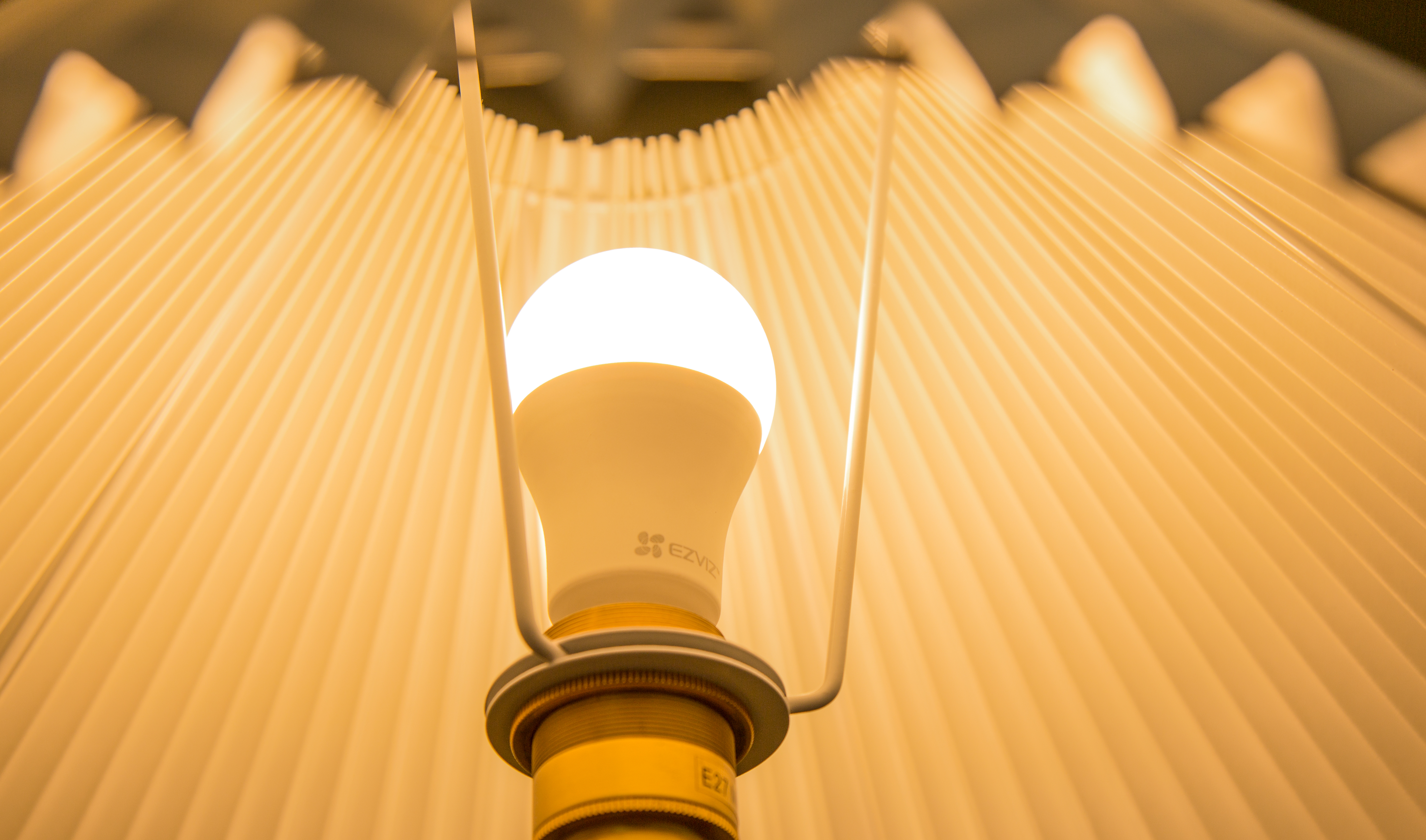 Bóng đèn thông minh Ezviz LB1 điều chỉnh độ sáng và nhiệt màu, Kết nối WI-FI, Điều Khiển Từ Xa Qua Ứng Dụng Di Động, Cài đặt lịch trình &amp; hẹn giờ, Tiết kiệm năng lượng