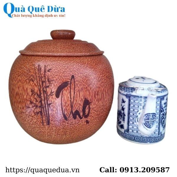 Bình Trà Gỗ Dừa Gọn Đẹp Khắc Hoa Văn Lồng Chữ Thọ Và Bình Trà 700 - 950ml - Sản Phẩm Được Sản Xuất Tại Bến Tre