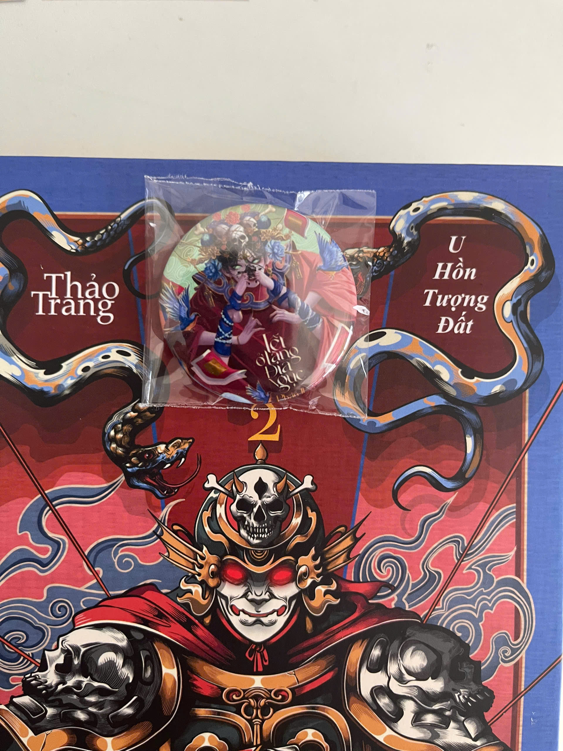 Sách - Tết Ở Làng Địa Ngục Phần 2 - U Hồn Tượng Đất - Saola Books - Thảo Trang - Bìa cứng - chữ ký tác giả - triện tên - bookmark giấy -bookmark mica - 3 thiệp chibi nhỏ - huy hiệu bìa sách
