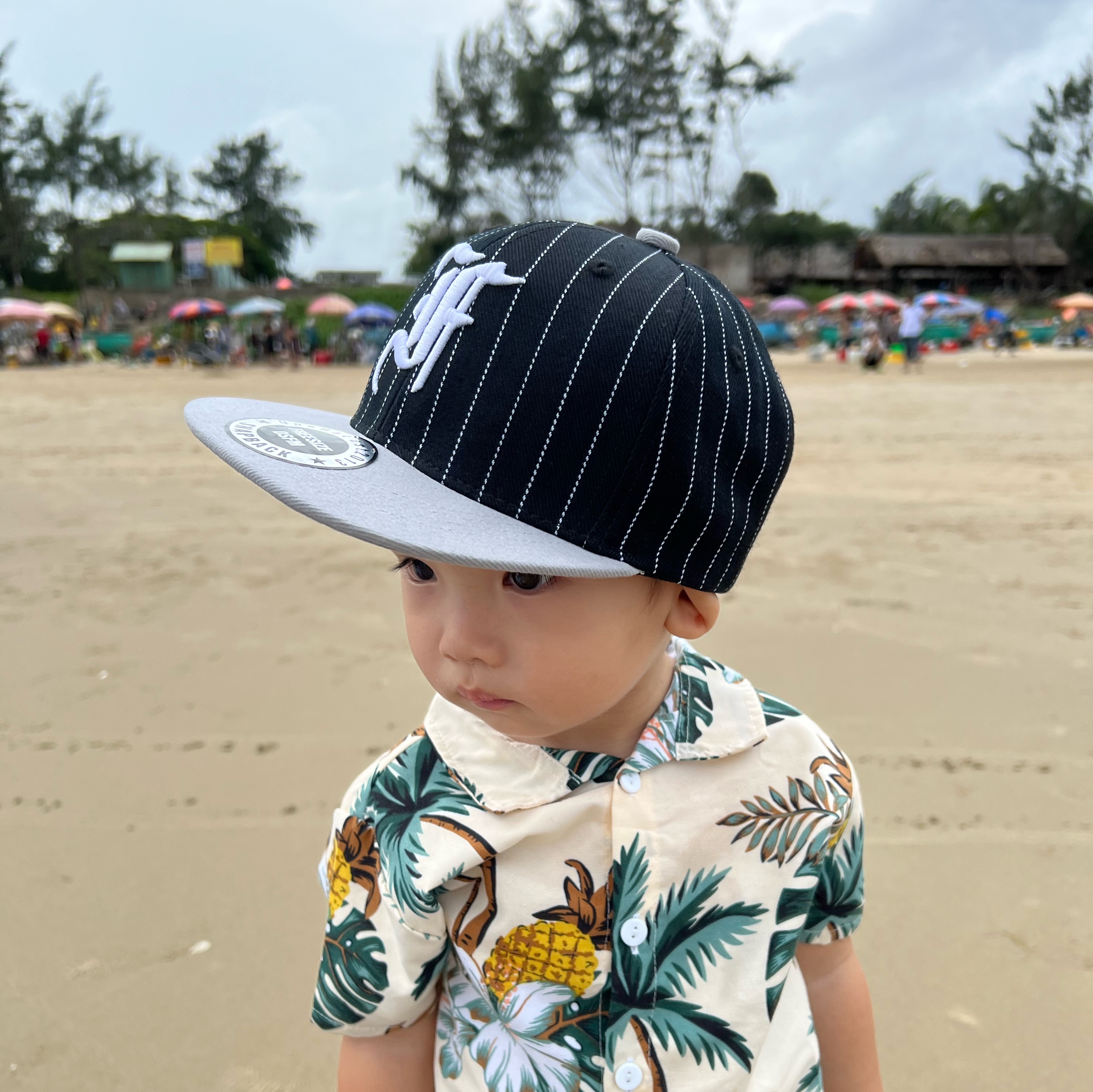 Nón snapback cho bé từ 3 đến 5 tuổi thêu nổi logo chữ F vải đen sọc trắng phong cách jersey chất lượng cao fom cứng đứng fom không móp méo brand One Hat