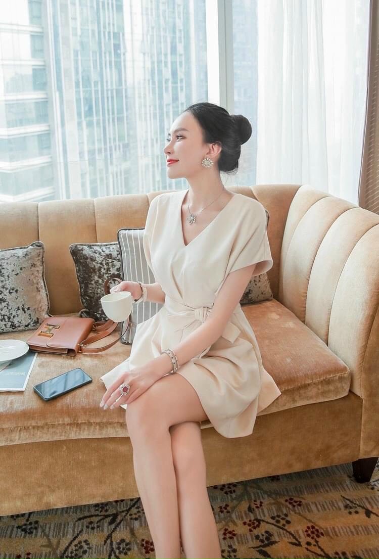 Jumpsuit đùi màu kem cổ chữ V Kèm Nịt