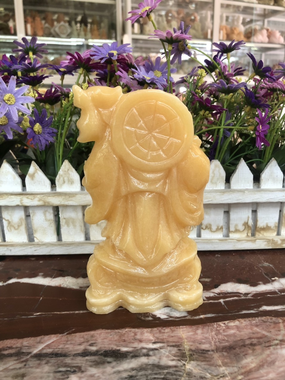Tượng Phật Di Lặc gánh đào đứng trên thỏi vàng phong thủy đá ngọc hoàng long trang trí bàn làm việc - Cao 15cm