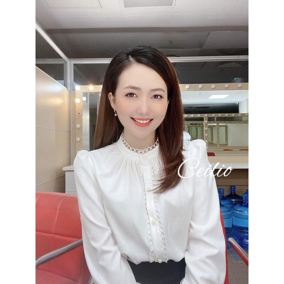 Áo sơ mi nữ công sở thời trang SURI chất vãi lụa màu trắng dài tay cổ lọ họa tiết ren.