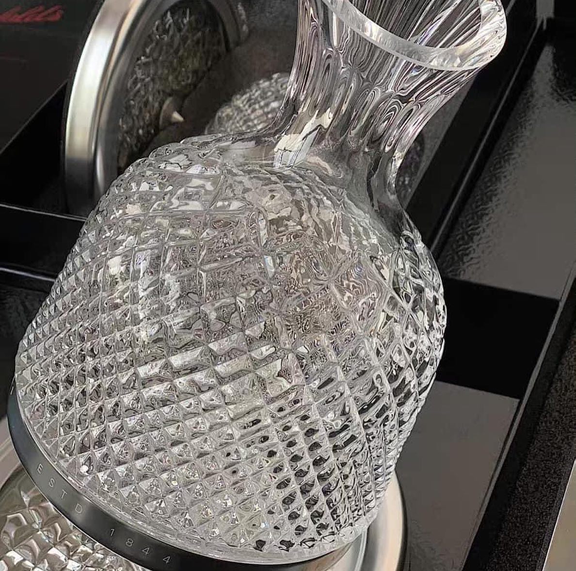 Bình chiết Vang Xoay 360 ° Sang Trọng kèm 2 Ly Vodka Bourbon Whisky 1500mL có hộp đựng bằng da
