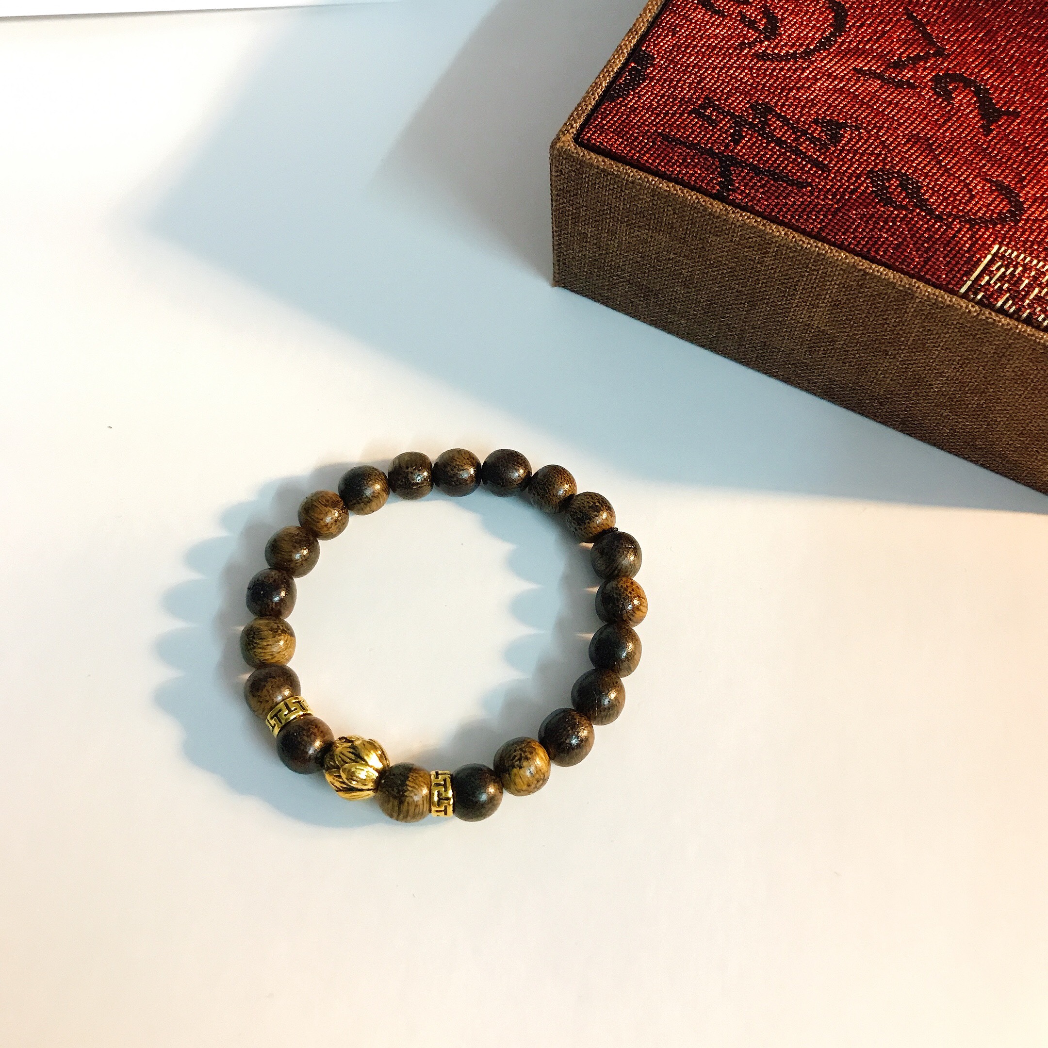 Vòng tay trầm hương hoa sen mạ vàng 18k