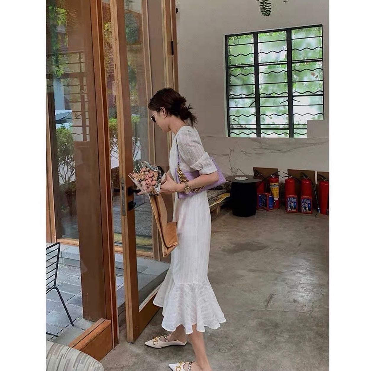 Đầm trắng midi chân bèo cổ V tay phồng