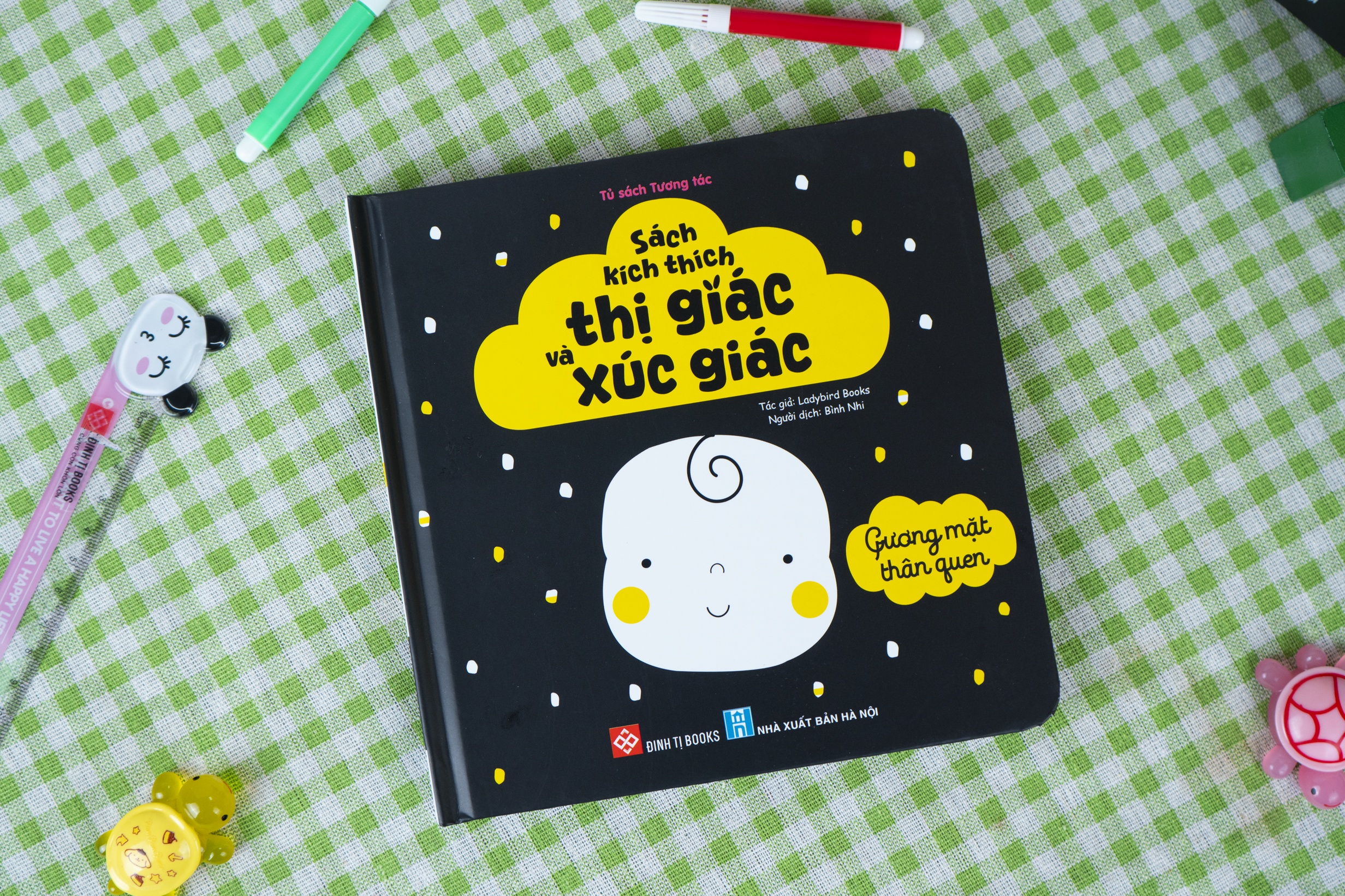 Sách - Sách kích thích thị giác và xúc giác trọn bộ 4 tập cho bé 0-3 tuổi Đinh Tị Books
