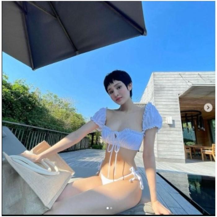 Set bikini đồ bơi 2 mảnh Hiền Hồ tay bồng chip màu trắng áo cúp ngực tay con xinh xắn VATIX