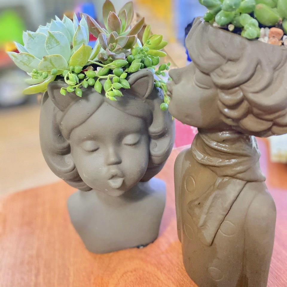 Chậu đất nung bé gái trang trí tiểu cảnh, trồng sen đá siêu xinh - 14*14*19cm