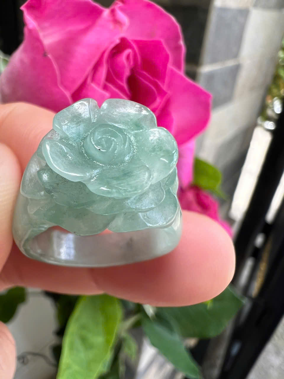 Nhẫn Nữ mới chạm Bông Hồng Nổi Đá Cẩm Thạch Tự Nhiên màu Xanh Đều Bóng đẹp Ni 18mm Cao 28mm Dầy 3mm Chị em Nữ đeo lên tay xinh xắn ạ