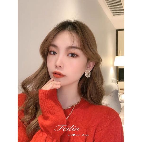 Hoa tai hình hoa khắc nổi đính hạt nhựa phong cách thanh lịch- Arora boutique