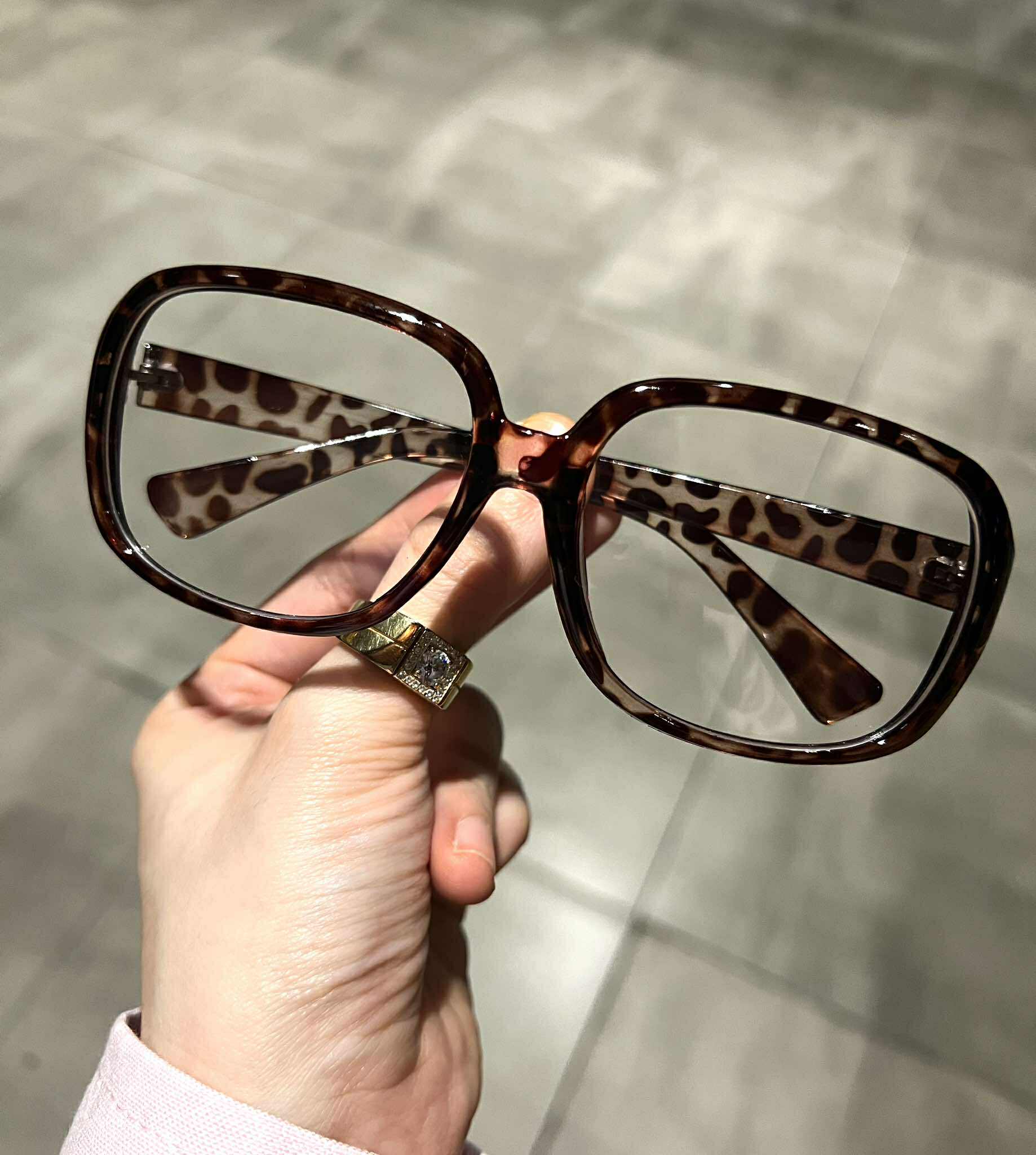 Kính mắt đi đường dáng vuông oversize bản to gọng nhựa (Màu da báo)