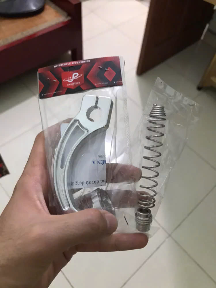 Càng thắng CNC nhôm cong tặng kèm lò xo 304 gắn xe máy Rizoma