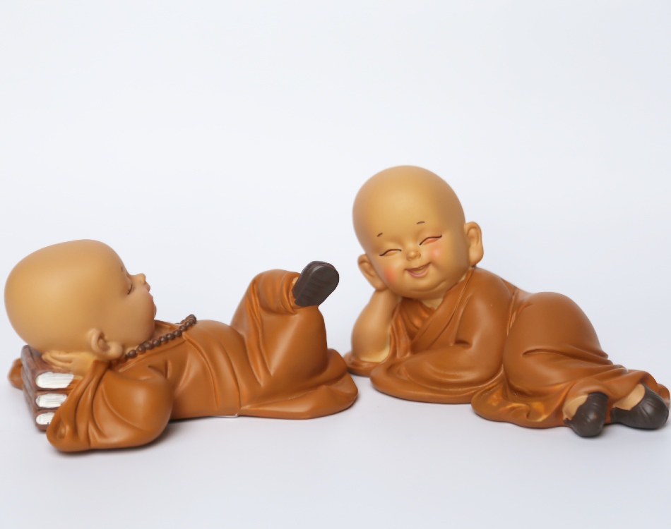 Bộ tượng 2 chú tiểu vàng nằm thư giản
