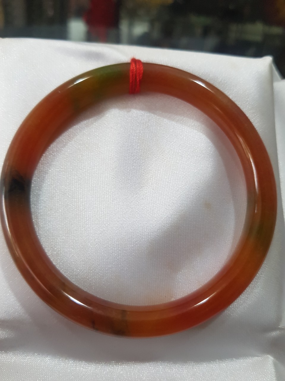 Vòng Mã Não Tứ Quý đỏ cam bóng Ni 55mm chột 7mm nặng 54kg đến 62Kg đeo đẹp là món trang sức tuyệt vời cho những cô nàng yêu thích phong cách thanh lịch và sang trọng ạ