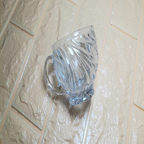 6 CHIẾC CỐC THUỶ TINH KÈM KHAY ,TRẮNG