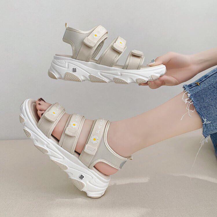 Sandal nữ hoa cúc fashion 3 quai ngang để đi học đi chơi hot nhất hè 2020, dép quai hậu nữ xinh xắn 3 màu đen kem xanh