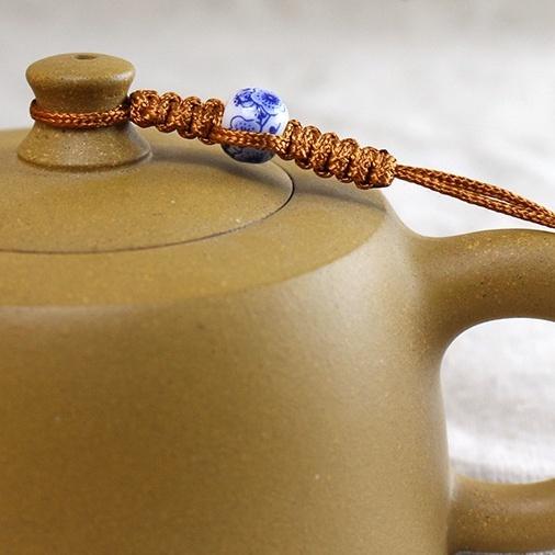 Dây buộc nắp ấm trà có hạt gốm, bảo vệ tránh rơi khi sử dụng và vệ sinh, nâng cao thẩm mỹ của ấm trà