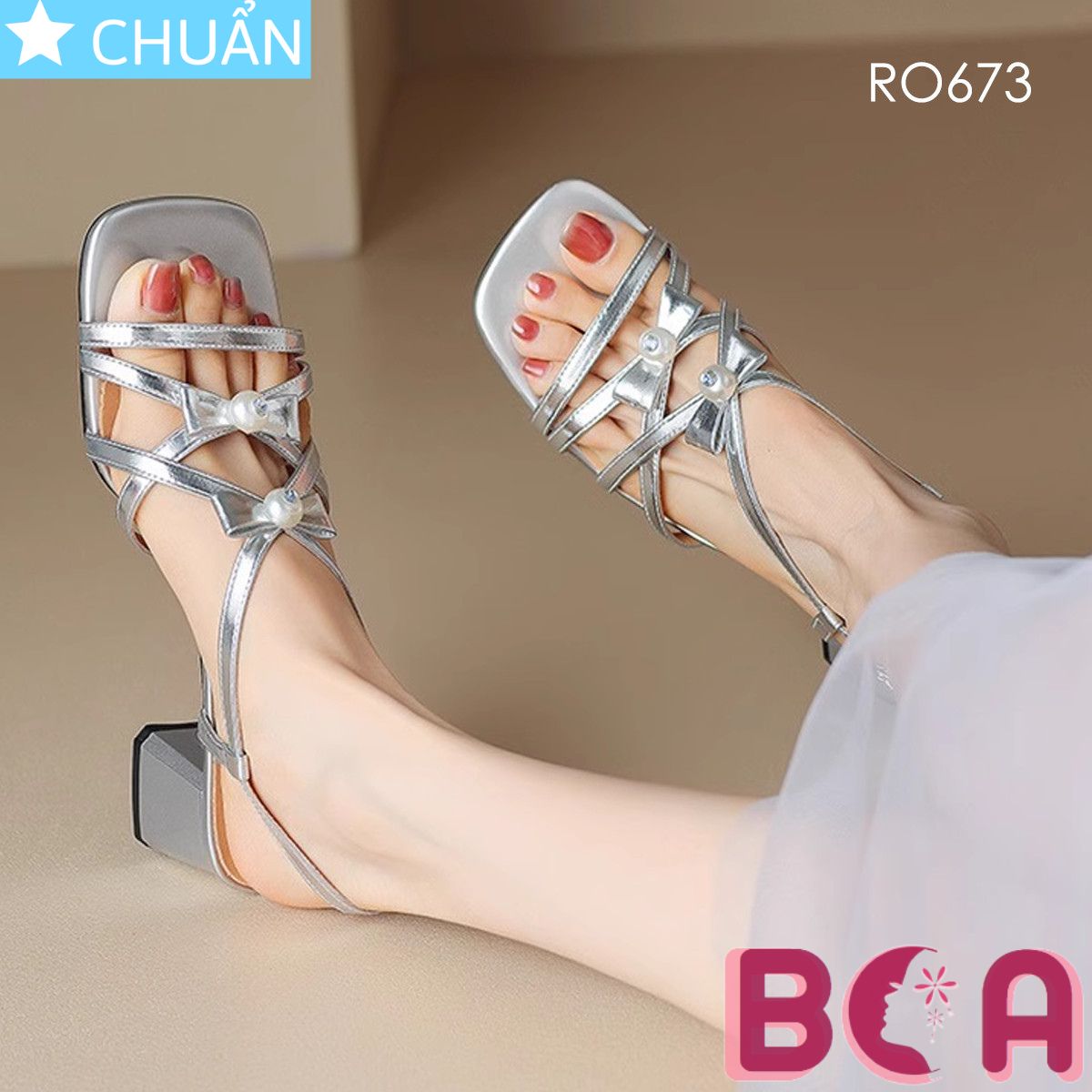 Xăng đan nữ gót vuông cao 5 phân RO673 ROSATA tại BCASHOP đính nơ cùng màu và ngọc trai sang trọng, điệu đà, xinh xắn