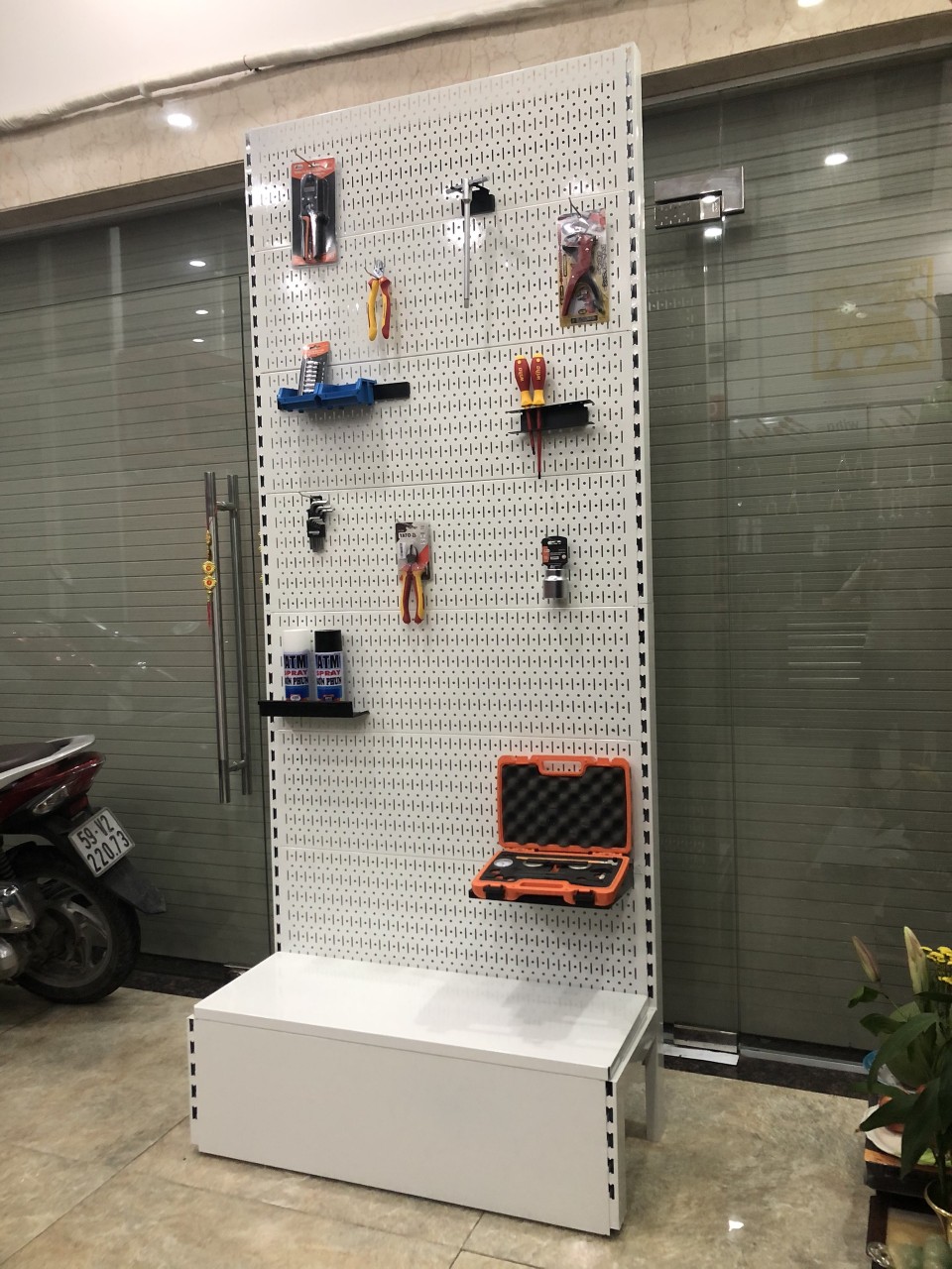 Kệ treo dụng cụ chuyên dụng kèm phụ kiện màu trắng
