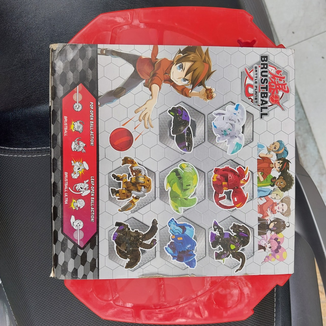 Vali Bakugan gồm 1 vali lưu trữ Baku, 1 Bakugan độc quyền, 5 thẻ lục giác BakuCores, 10 Thẻ bài chiến đấu 2066