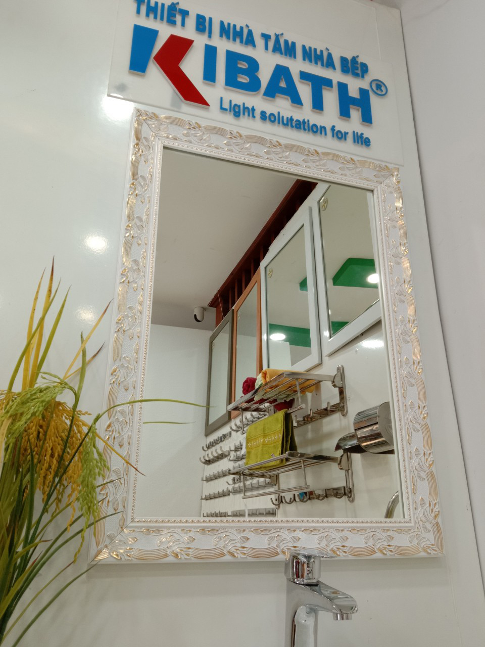 Gương soi Kibath khung màu trắng bảng 6 phân họa tiết vàng KT 60x80 cm, KB-129