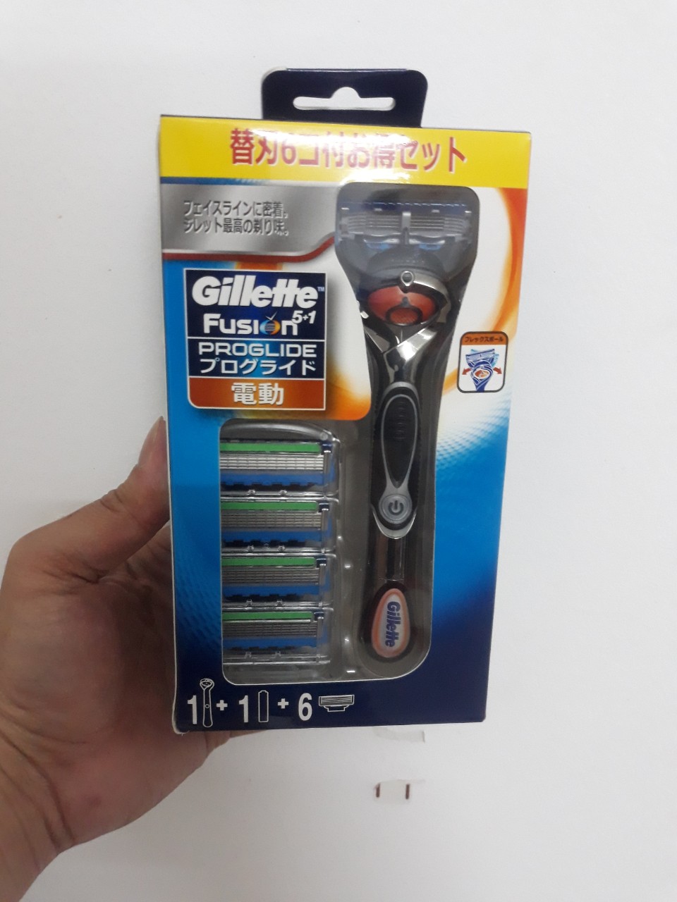 Sét cán kèm 6 lưỡi dao cạo râu Gillette Fusion 5+1 Nhật Bản - Giao mầu ngẫu nhiên (có pin)