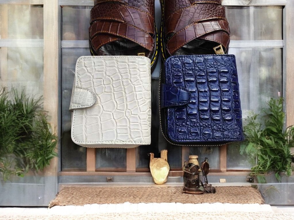 Ví nữ cầm tay nhiều ngăn Da bụng cá sấu bạch tạng!