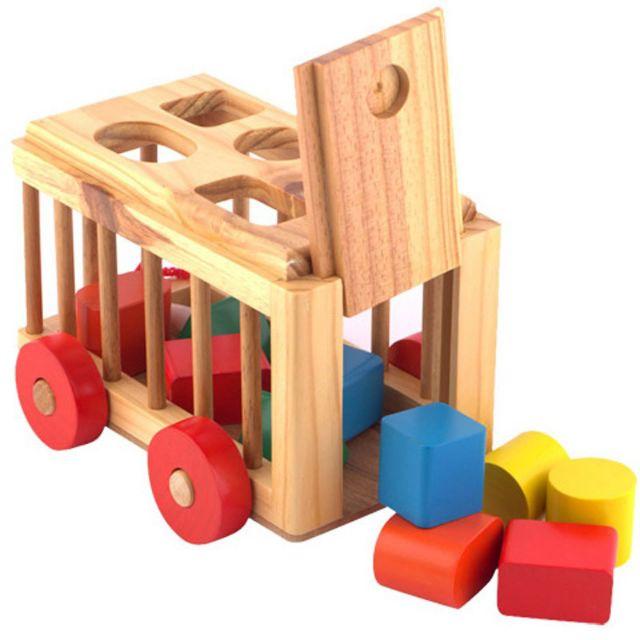 Đồ chơi Xe cũi thả hình bằng gỗ giúp bé tư duy hình khối.