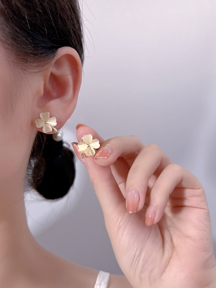 Khuyên tai cỏ 4 lá đính đá ulzzang hàn quốc