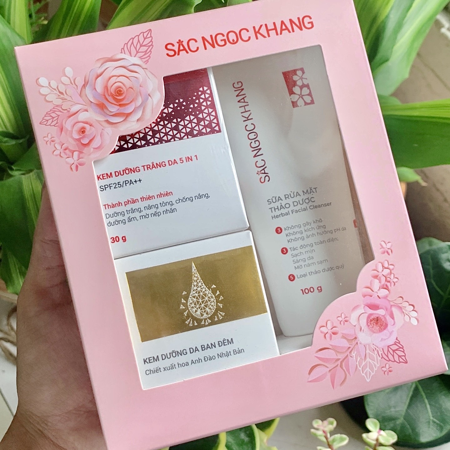 Bộ kem dưỡng ngày và đêm: Kem ban ngày 5 trong 1 + Kem ban đêm giúp dưỡng ẩm, nâng tông, sáng da, làm mờ vết thâm, sạm, nám