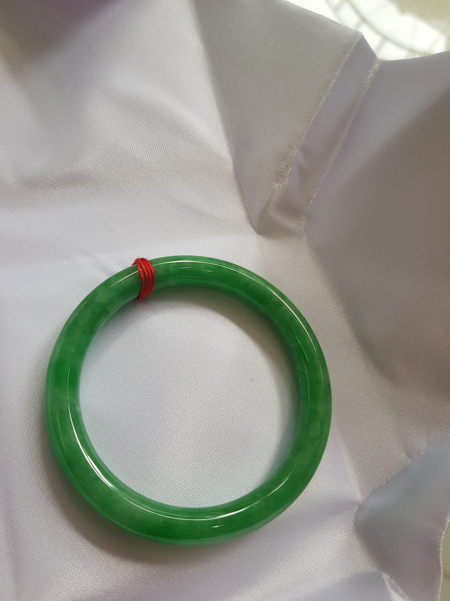 Vòng tay nữ đá cẩm thạch Đậu Nở Sao 52mm x 7,2mm  Màu Xanh đậu lá tươi nhẹ nhàng bóng đẹp  Nữ mệnh Mộc, Hỏa, Thủy 50kg-57kg đeo ạ