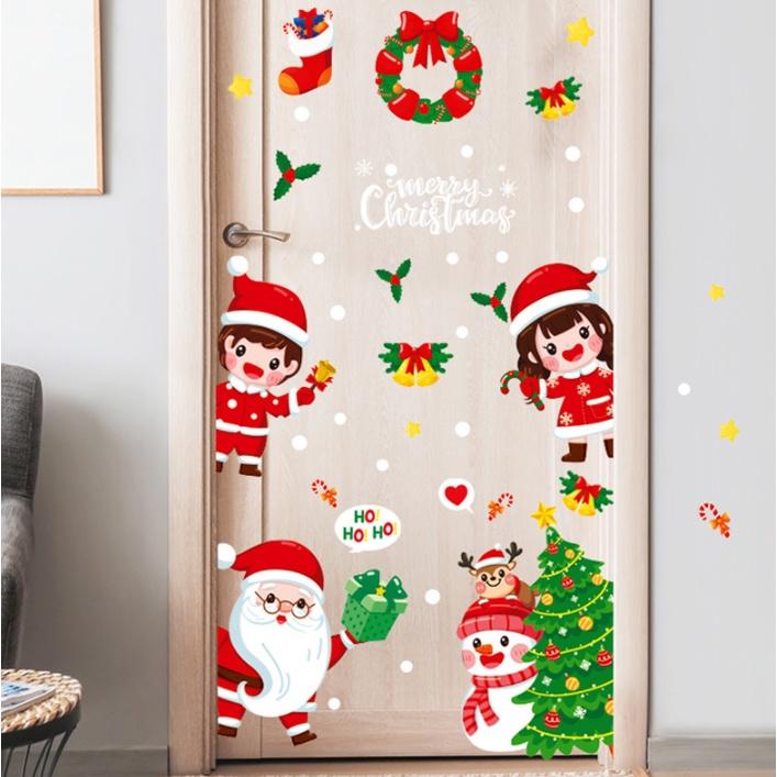 Decal dán tường trang trí Noel - 2 Bé và các bạn đón chào khách đêm giáng sinh