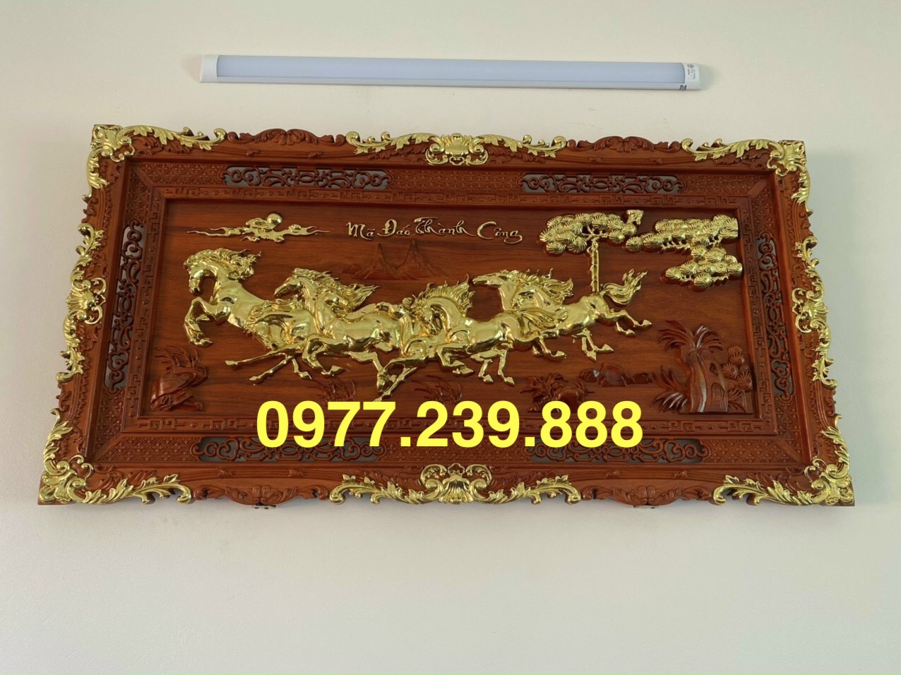 Tranh bát mã gỗ hương