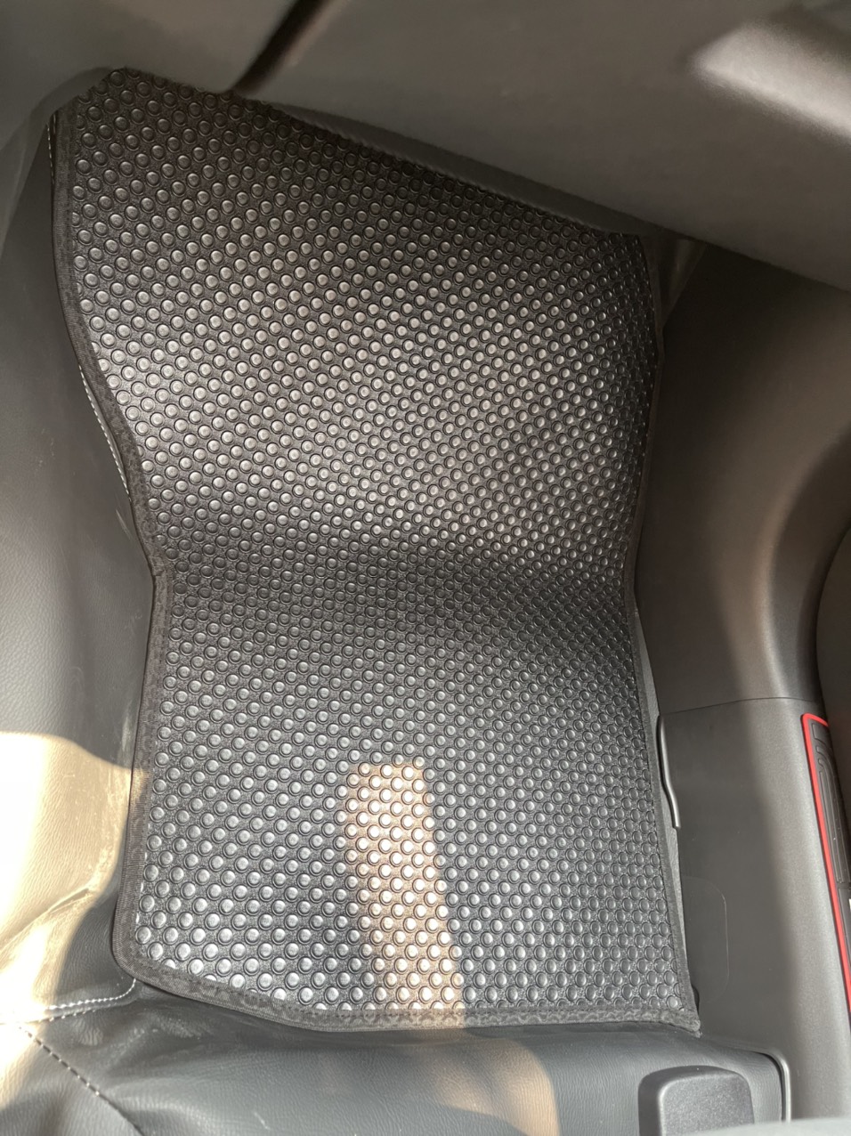 Thảm lót sàn ô tô KATA cho xe Mitsubishi Outlander 7 chỗ - Khít với sàn xe, Chống trơn, Không mùi, Không ẩm