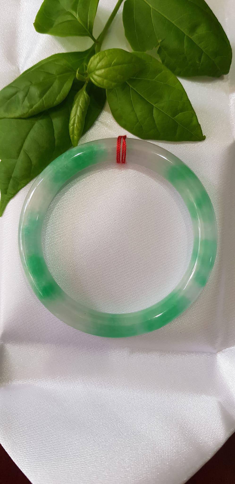 ️Vòng tay nữ đá Cẩm Thạch tự nhiên mới TR LÝ IC 52mm x chột 8mm vòng màu xanh trắng đều đẹp nữ 50kg - 54kg đeo ạ