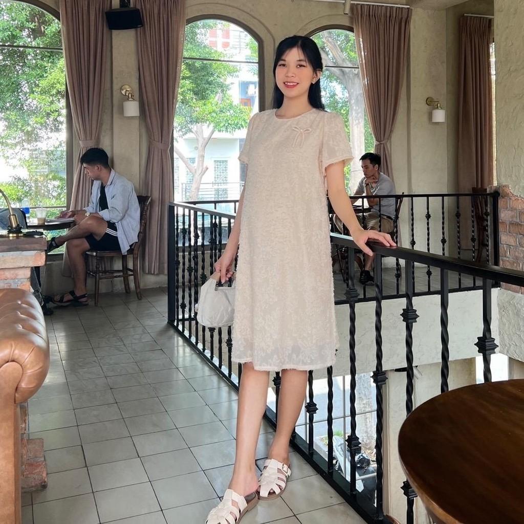 Đầm bầu tơ thêu nổi phom suông cách điệu đính nơ xinh xắn đi chơi, dự tiệc - Đỏ
